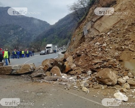 Второ свлачище падна на пътя Кричим-Девин