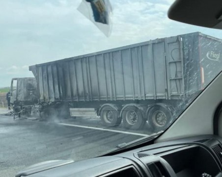 Камион пламна на магистралата, движението е затруднено