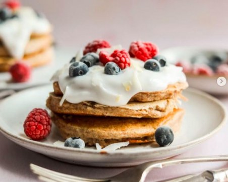 Палачинка с банан, йогурт и горски плодове - чудесно начало на деня