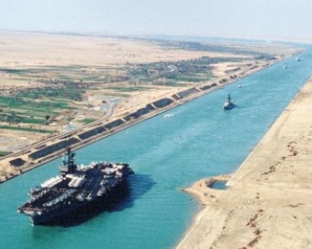 Танкер се заклещи в Суецкия канал