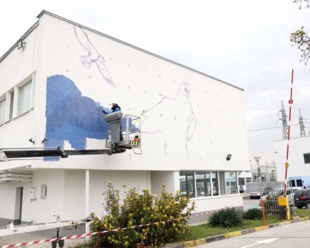 Графит с образа на брадат лешояд рисуват на сграда в Пловдив