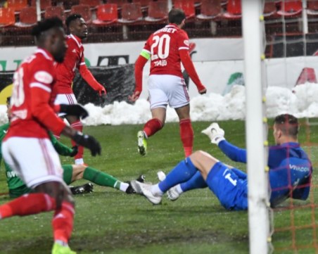 Лудогорец и ЦСКА си размениха бързи голове и оставиха всичко за реванша