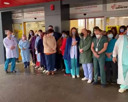 Медици сведоха глава пред паметта на колегите си, загубили битката с Ковид-19