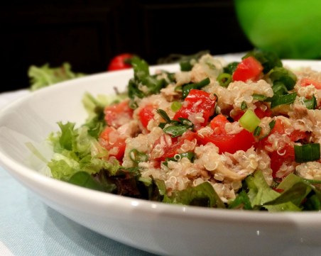Вкусно, здравословно и без калории: Салата от киноа с домат