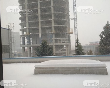 Зимата се завръща? Сняг вали в София, жълт код за опасно време в почти цялата страна