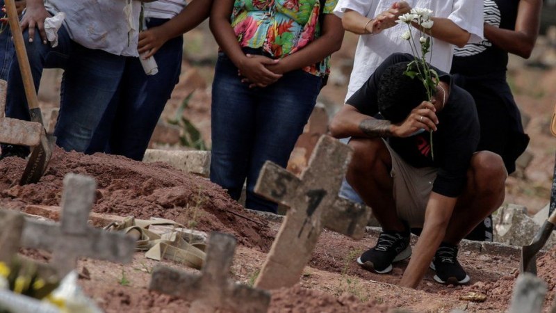 Бразилия: Над 4000 смъртни случая за ден, президентът все още не иска мерки