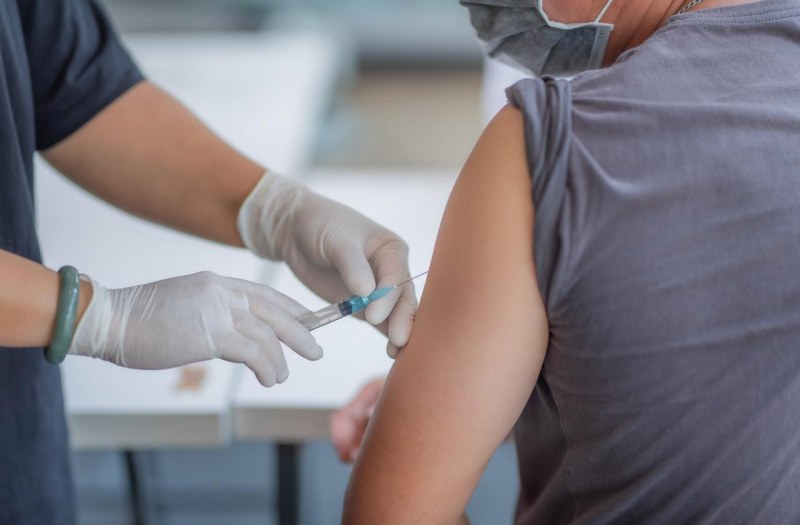 Плащат по 1000 лв. на медиците, които ваксинират срещу Covid-19