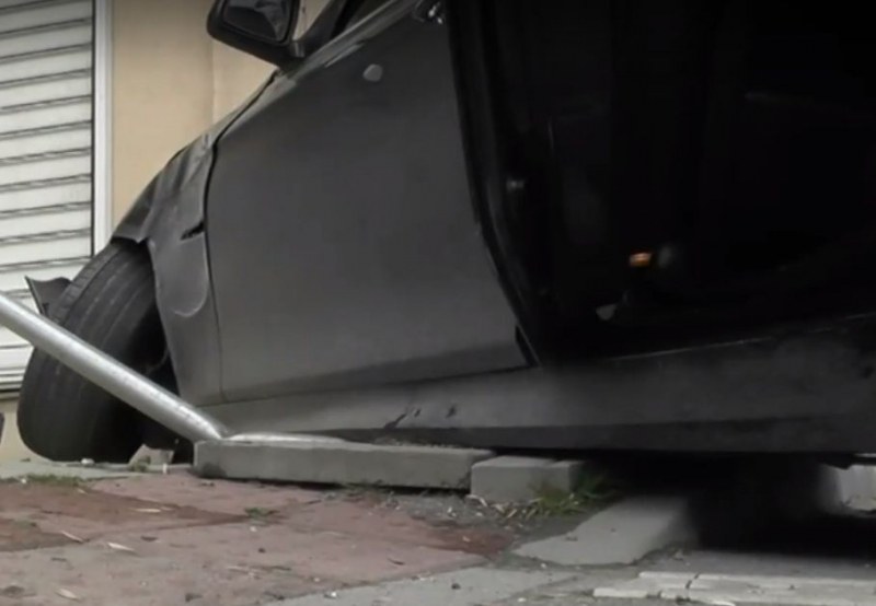 24-годишна жена се вряза с колата си в сграда във Варна