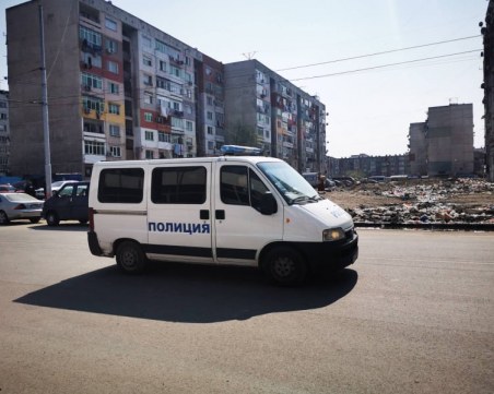 Полицаи дебнат по тъмните места в пловдивските квартали, двама дилъри - арестувани