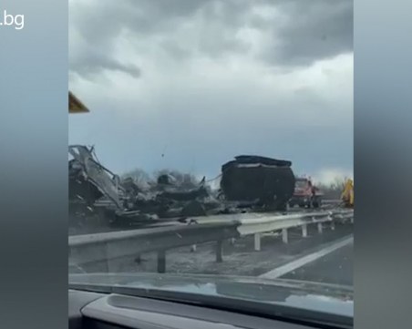 Зверска тапа на магистралата! Отломки от изгорелите цистерна и тир все още блокират движението