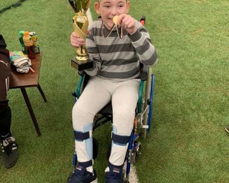 Дете с церебрална парализа се нуждае от помощта ни, за да проходи