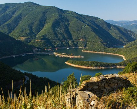 Екоминистърът: Осем язовира преливат, но няма опасност