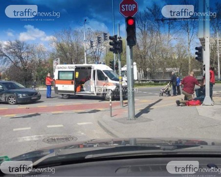 Катастрофа на пловдивско кръстовище, линейка е на място
