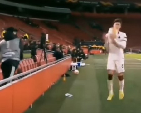 Куриозен момент на Аякс и Рома - момче, което подава топката, замери футболист на римляните