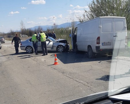 Меле край Пловдив! БМВ се вряза в бус, двама са пострадали