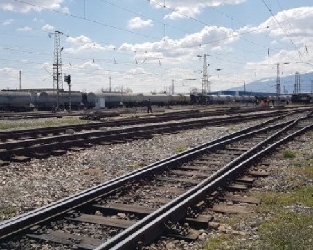 Млад мъж загина от токов удар при ремонт на ЖП релси