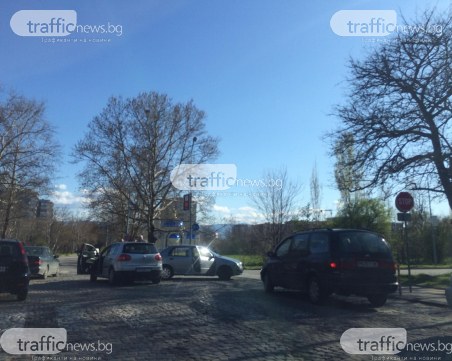 Пореден инцидент в Пловдив! Две коли се удариха до Руската църква