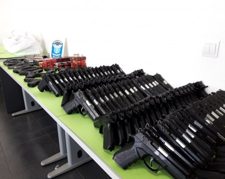 Спипаха микробус с голямо количество незаконно оръжие на 