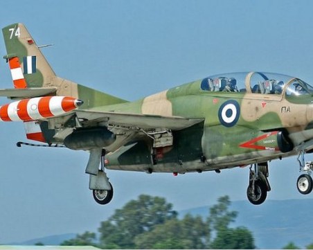 Учебен военен самолет падна в Измир