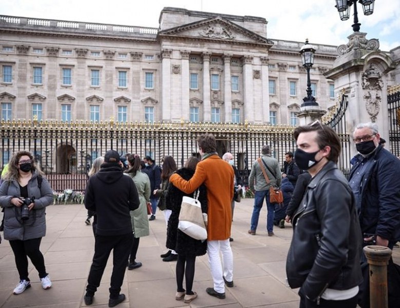 Хиляди носят цветя пред Бъкингамския дворец, за да почетат принц Филип
