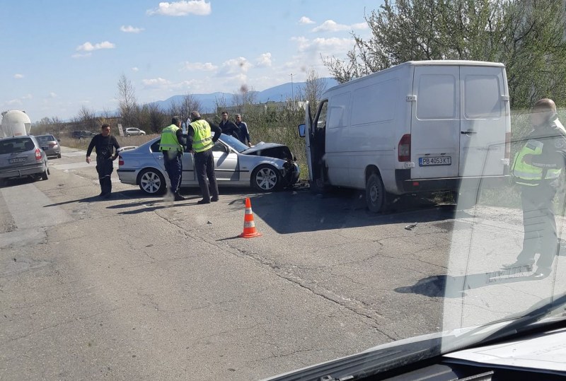 Меле край Пловдив! БМВ се вряза в бус, двама са пострадали