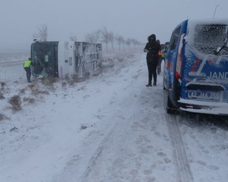 Един загинал и 26 ранени при жестока катастрофа с автобус в Турция