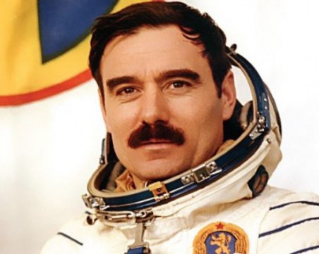 Показват снимки, направени от първия български космонавт, в пловдивски музей