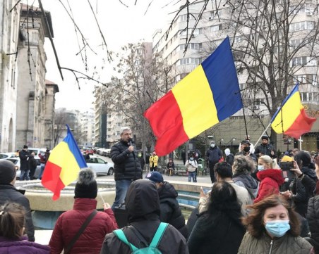 Протести в Румъния заради COVID болница, полицаи изведоха пациентите