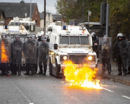 Размириците в Северна Ирландия продължават! Ранените полицаи вече са 88