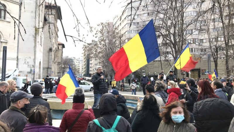 Протести в Румъния заради COVID болница, полицаи изведоха пациентите