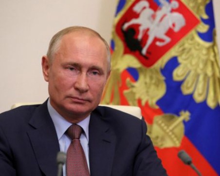 Путин официално забрани на еднополовите двойки да сключват брак и да осиновяват деца