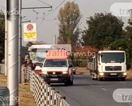 Жена се вряза в дърво край Пловдив, двама пък са в болница след челен сблъсък