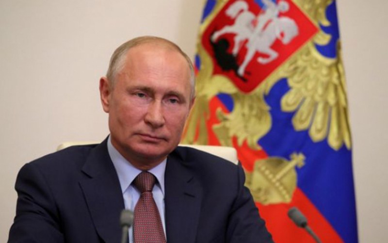 Путин официално забрани на еднополовите двойки да сключват брак и да осиновяват деца