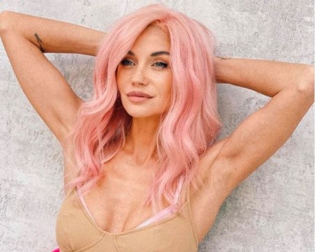 Диляна Попова изненада с визия на розова лолитка
