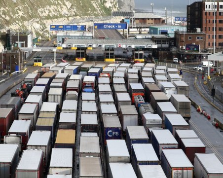 Износът на Великобритания за ЕС се възстановява частично след спада през януари