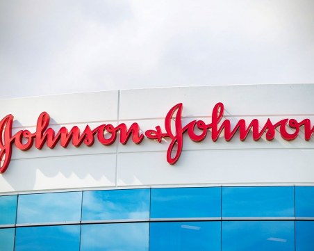 Johnson & Johnson забавя доставките си до Европа заради случаи на тромби