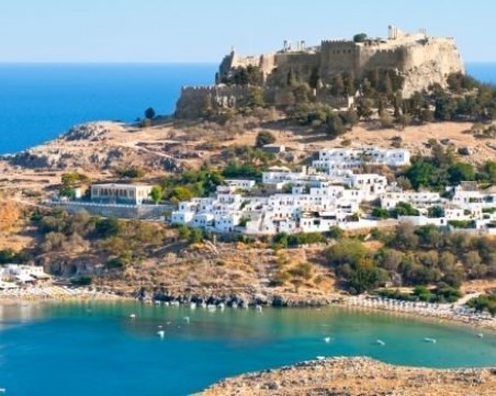 Карантинират 200 туристи на остров Родос заради експеримент