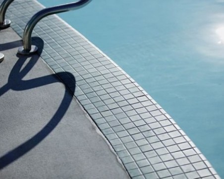 След 10 години: Двама отиват на съд за смъртта на дете в хотелски басейн