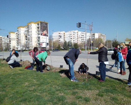 Залесиха пространството до православния храм в 
