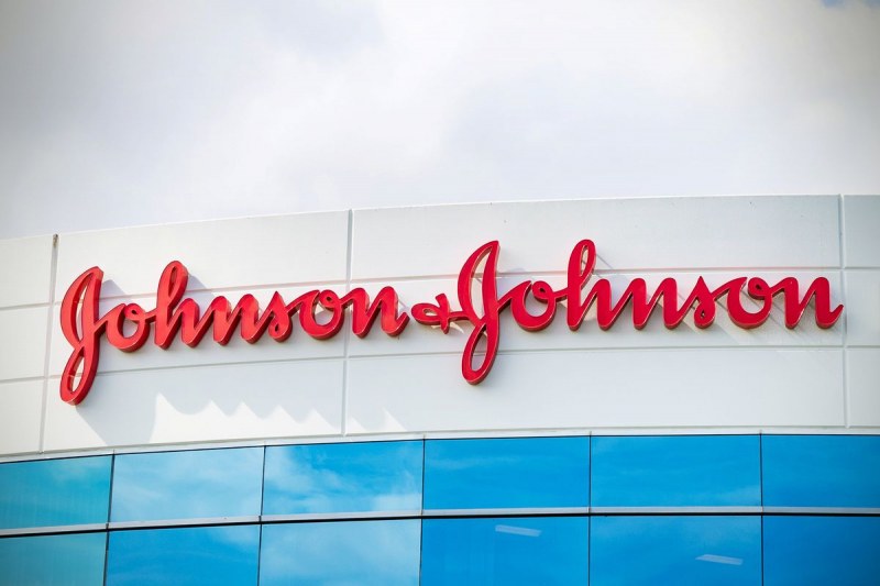 Johnson & Johnson забавя доставките си до Европа заради случаи на тромби