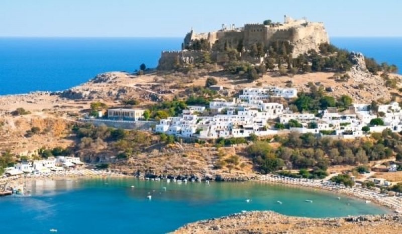 Карантинират 200 туристи на остров Родос заради експеримент