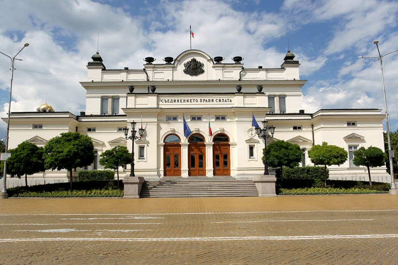 Народното събрание се мести в старата сградата за откриването, може и да е за постоянно