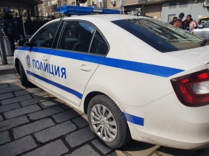 След разкритията на Александър Апостолов: Полицаи отведоха поемно лице в районното