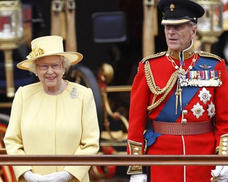 Кралица се връща към кралските задължения след смъртта на принц Филип