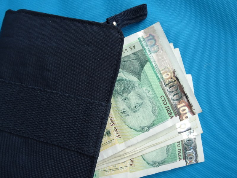 Жена намери забравено портмоне в Сопот, задигна парите от него