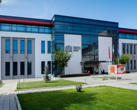 Бъдещи медици и преподаватели от МУ-Пловдив даряват кръв за пациентите си