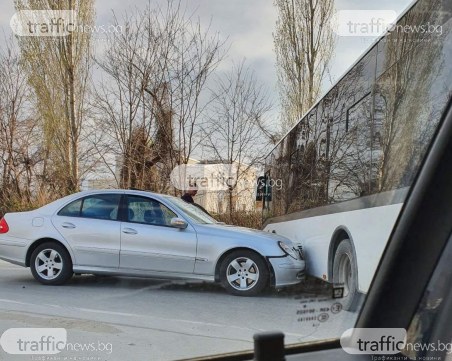 Кола се заби в автобус на изхода на Пловдив
