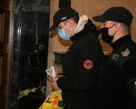 Майката на Кристиан Николов пред съда: Успокояваше се с чай, не е взимал дрога