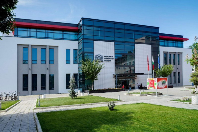 Бъдещи медици и преподаватели от МУ-Пловдив даряват кръв за пациентите си