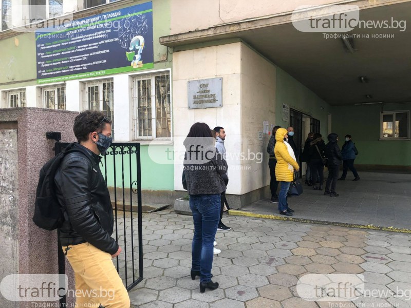 Тълпи от родители в Пловдив чакат на опашки, за да запишат децата си на предварителни матури